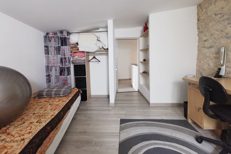 Chambre du 1er étage avec fenêtre double vitrage – maison à vendre