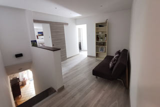 Hall du 1er étage avec rangements - maison familiale à Saint Jean de Serres