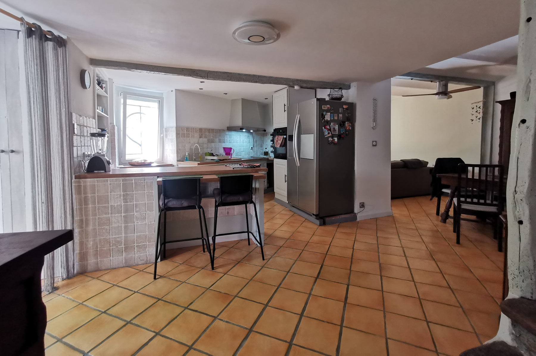 Cuisine ouverte au rez-de-chaussée - maison à Saint Jean de Serres