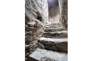 Escalier extérieur menant aux terrasses et aux étages