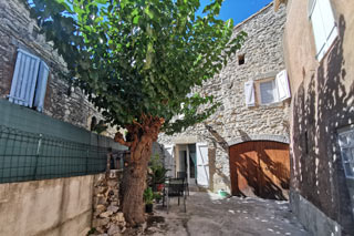 Cour et façade de la maison de village à Saint Jean de Serres