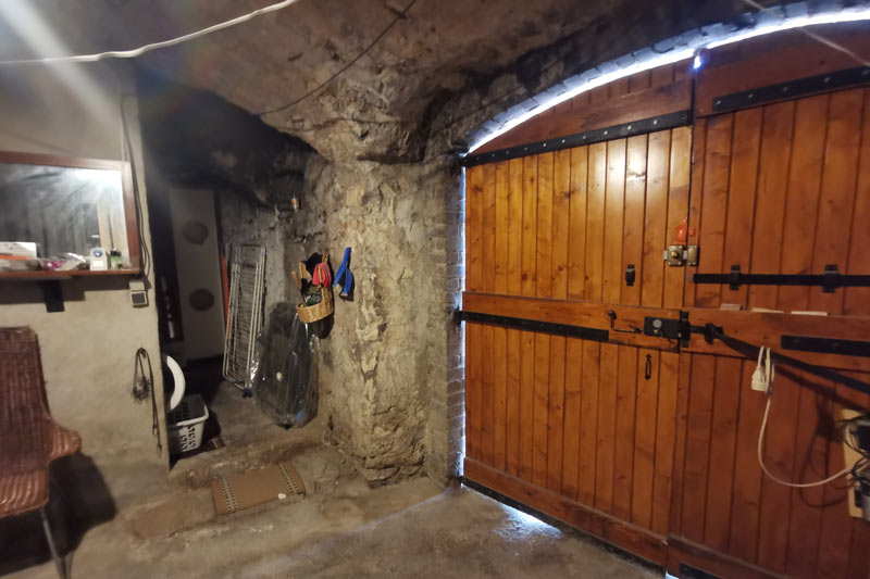 Garage voûté d’environ 70 m² au rez-de-chaussée de la maison à Saint Jean de Serres