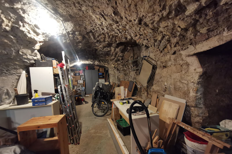 Garage avec accès depuis la maison – idéal artisan ou stockage