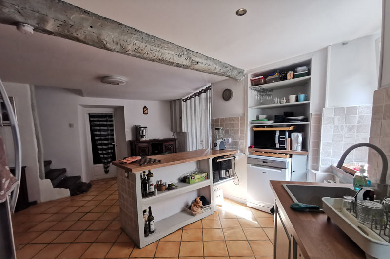 Salon au rez-de-chaussée avec accès à la cour - maison familiale à Saint Jean de Serres